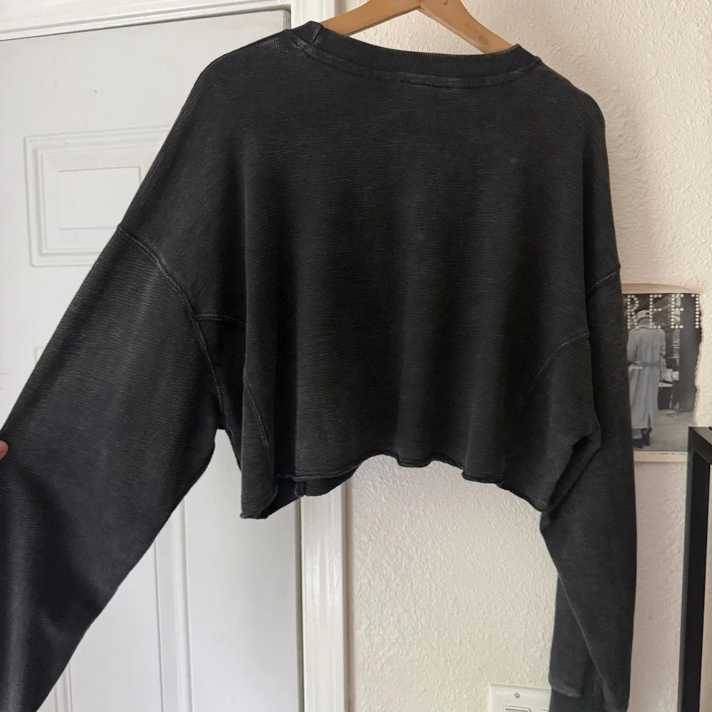 VALEN‎ MARIE charcoal grey cropped boxy long sleeve crew neck pullover sweater